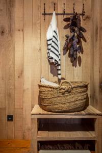 a basket sitting on a table next to a wall at BARN THE RETREAT Acogedor apartamento en Arties in Arties