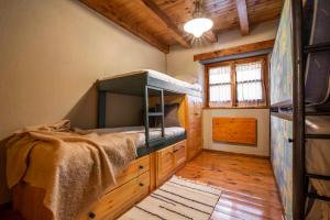 - une chambre avec des lits superposés dans une cabine dans l'établissement BARN THE RETREAT Acogedor apartamento en Arties, à Arties