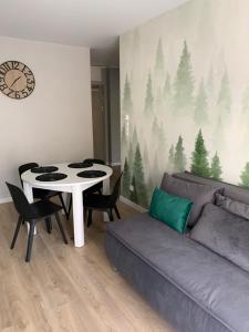 a living room with a couch and a table at Apartament Skalisty in Karpacz