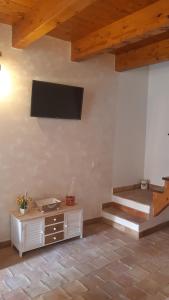 TV a/nebo společenská místnost v ubytování La casetta nel claustro
