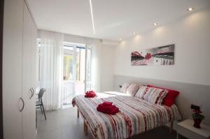 A bed or beds in a room at VARESE COMFORT ROOM