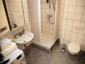 Kúpeľňa v ubytovaní APSTAY City Residence Apartments ǀ FREE Parking & Self Check-in + 37 fotografií
