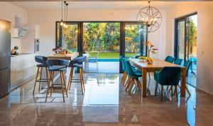 - une cuisine et une salle à manger avec une table et des chaises dans l'établissement Villa Holiness a luxury villa in Dubrovnik, tennis court, à Mlini