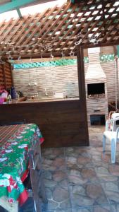 une chambre avec une table et une cheminée dans une maison dans l'établissement Pousada Margareth, à Ilha do Mel