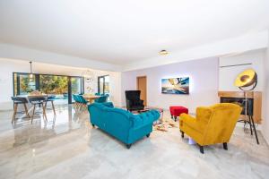 - un salon avec un canapé bleu et des chaises dans l'établissement Villa Holiness a luxury villa in Dubrovnik, tennis court, à Mlini