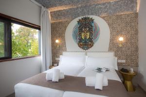 Un dormitorio con una cama blanca con un cuadro en la pared. en Casual Inca Porto, en Oporto
