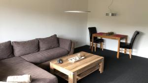 ein Wohnzimmer mit einem Sofa und einem Tisch in der Unterkunft FeWo Berg Idyllika in Willingen