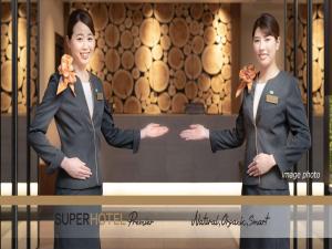 Členové personálu v ubytování Super Hotel Premier Saitama Higashiguchi