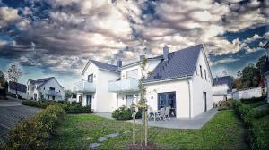 a white house with a table and chairs in the yard at Bernsteininsel in Thiessow