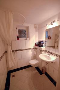 une salle de bain avec toilettes et lavabo dans l'établissement Airportgästehaus Bremen, à Brême 27 autres photos