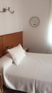 Cama o camas de una habitación en Hotel Arcos-Coruña