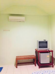 Televiisor ja/või meelelahutuskeskus majutusasutuses Janina resort Koh chang