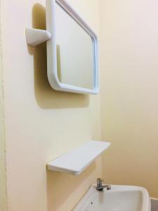 チャン島にあるJanina resort Koh changのバスルーム(鏡付きトイレ付) +23枚の写真