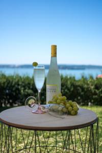 einen Tisch mit einer Flasche Wein und einem Glas in der Unterkunft Ferienwohnung Krautter in Uhldingen-Mühlhofen