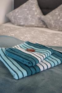 einen Stapel Handtücher auf dem Bett in der Unterkunft Ferienwohnung Krautter in Uhldingen-Mühlhofen