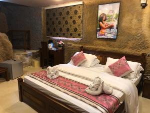 Een bed of bedden in een kamer bij White VIlla Resort