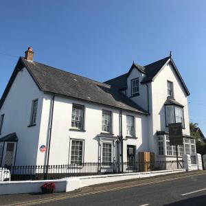 un edificio blanco al lado de una calle en Rooms at The Highcliffe, en Aberporth