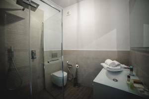 a bathroom with a shower and a toilet and a sink at BRAIDE Ospitalità Rurale in La Morra