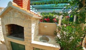 a gardenificialificialificialificialificialificialificialificialificialificialificialificialificialificial at Apartments Gracija in Povlja