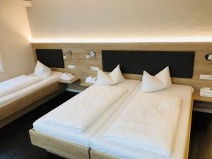Postel nebo postele na pokoji v ubytování Landhotel Traube