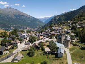 una vista aérea de un pequeño pueblo en las montañas en Les Sorbiers Appartements en Montricher-Albanne