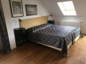 um quarto com uma cama com uma colcha preta e branca em Villa Berging em Neulengbach