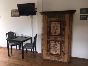 una sala da pranzo con un tavolo e una TV a parete di Villa Berging a Neulengbach
