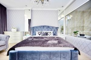Un pat sau paturi într-o cameră la Panoramic Plaza Apartments