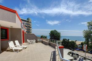 d'un balcon avec des chaises et une vue sur l'océan. dans l'établissement 1-st Line Izvora Sea View Apartments on Golden Sands, aux Sables d'or