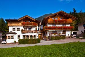 una casa grande con flores delante en Ferienwohnungen Ehammer, en Stumm