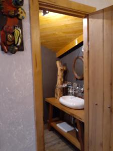 La salle de bains est pourvue d'un lavabo et d'un miroir. dans l'établissement Craftsman's Home, à Tbilissi