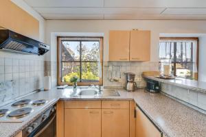 una cocina con fregadero y encimera en Katharinenhof Ferienwohnung Kramer Groß (3), en Garmisch-Partenkirchen 12 fotos más