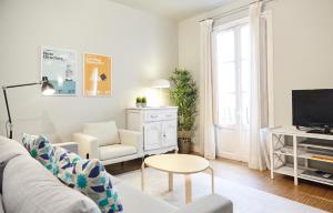uma sala de estar com um sofá e uma mesa em Bergara Apartment by BasqueHomes em San Sebastián
