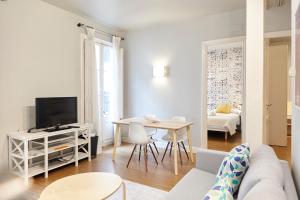 TV tai viihdekeskus majoituspaikassa Bergara Apartment by BasqueHomes