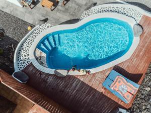 una vista aérea de una piscina sobre una mesa en Villa Juan, en Las Puntas