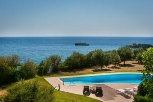 - une piscine avec vue sur l'océan dans l'établissement Villa Gaia, à Svoronata