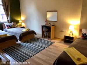 Postel nebo postele na pokoji v ubytování SKYLER GUEST HOUSE