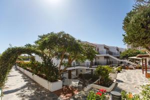 un patio con plantas y árboles frente a un edificio en Alsol Las Orquídeas, en Playa del Inglés