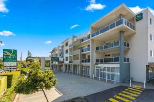 uma imagem de um edifício de apartamentos com estacionamento em Quality Suites Pioneer Sands em Wollongong