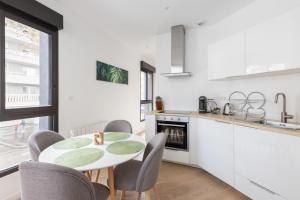 uma cozinha com mesa e cadeiras num quarto em Luxurious flat in Monplaisir district in Lyon 2 min to the metro - Welkeys em Lyon