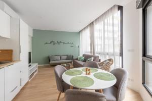 uma sala de estar com mesa e cadeiras em Luxurious flat in Monplaisir district in Lyon 2 min to the metro - Welkeys em Lyon