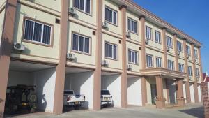 丰沙湾narixay hotel的一座大型建筑,里面停有汽车