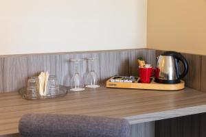 Příslušenství pro přípravu čaje a kávy v ubytování Viiking Spa Hotel