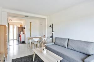 - un salon avec un canapé et une table dans l'établissement Appartement Soleil d'Antibes - Welkeys, à Antibes