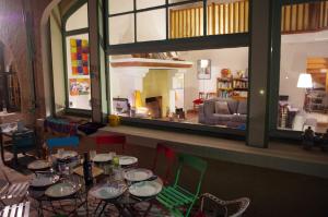 una sala da pranzo con tavoli, sedie e una grande finestra di Cassis Hostel a Cassis