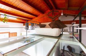 un bancone in vetro in una camera con letto di Uloft Apartment Palermo a Palermo