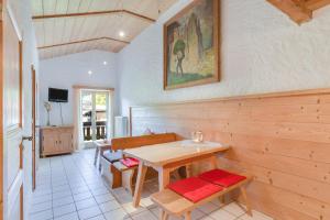 una sala da pranzo con tavolo e panca in legno di Jaudenhof - Apartment Hochalm a Lenggries