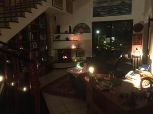 salon z kanapą i stołem z lampkami w obiekcie B&B Claro de luna w mieście Tovo San Giacomo