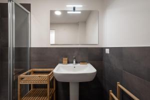 トリノにあるUrban House Carducci - Studiosの白い洗面台とシャワー付きのバスルーム +32枚の写真