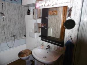 bagno con lavandino, servizi igienici e specchio di Mitten in Leipzig Wohnung 2 a Lipsia